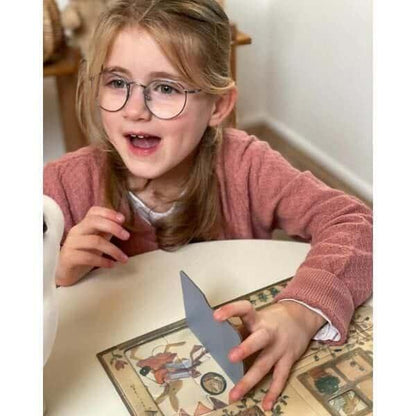 Puzzle XL Coelho em casa: menina sorridente a montar o puzzle numa mesa