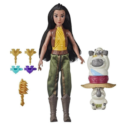 Boneca Raya com acessórios dourados e a figura Tuk Tuk do Conjunto Estilo e Fortaleza