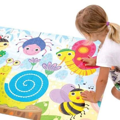Menina a montar o Super Puzzle Pequenas Criaturas no chão