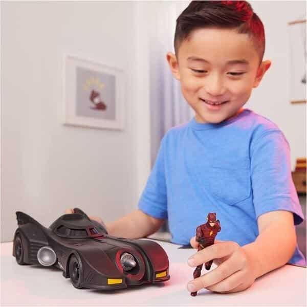 The Flash (2023) - Batmobile com as figuras do Flash e do Batman - Brincatoys