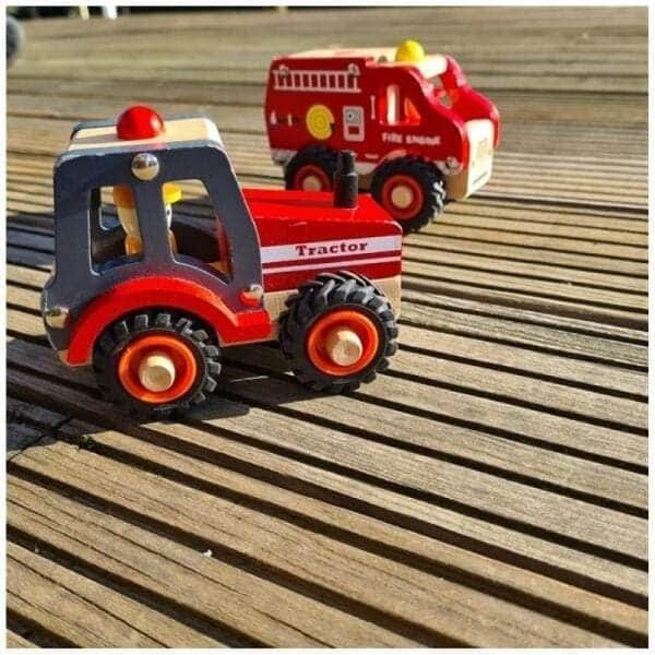 Apresentamos Tractor de madeira vermelho com o SKU 721104023 recomendado para + 12 meses