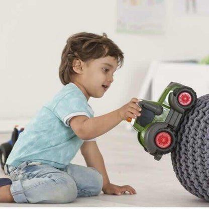 Criança a brincar com o Trator Fendt verde