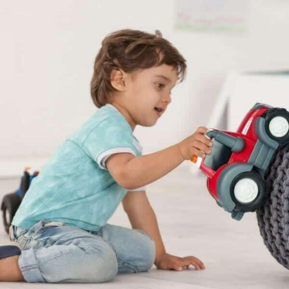 Menino a brincar com o Trator Massey Ferguson no chão