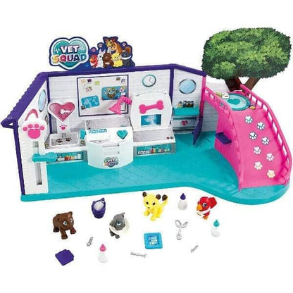 Vet Squad Clínica Veterinária montada com rampa, árvore, animais e acessórios