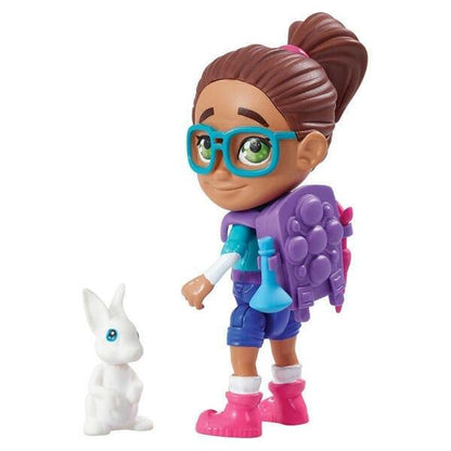 Boneca Yara de óculos e mochila roxa ao lado do coelho branco Luna